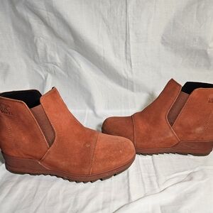 Sorel rust colored suade all-weather boots